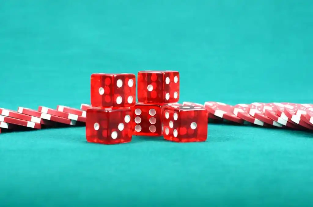 MBK88 Myanmar ကစားသမားများ Mobile App ဖြင့် Live Casino ကစားနေသောမြင်ကွင်း